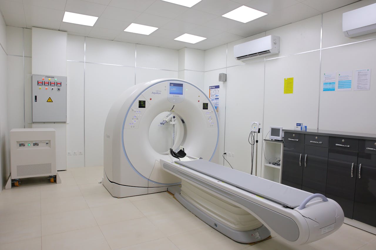 portfolio-01 Bright and sterile hospital imaging room featuring a state-of-the-art CT scanner.
